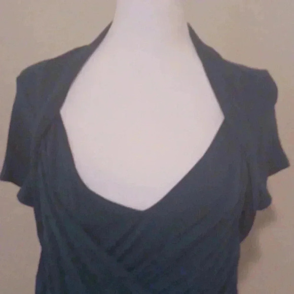 🌺Dark green top with interesting design - Picture 4 of 9